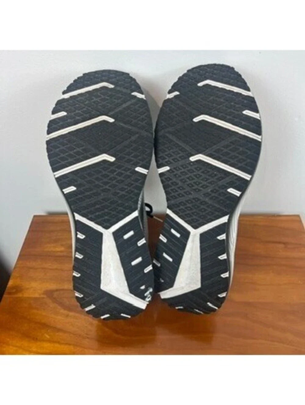 Brooks Revel 7 Running Shoes White Black Men's Size 10 D Like New Sneakers